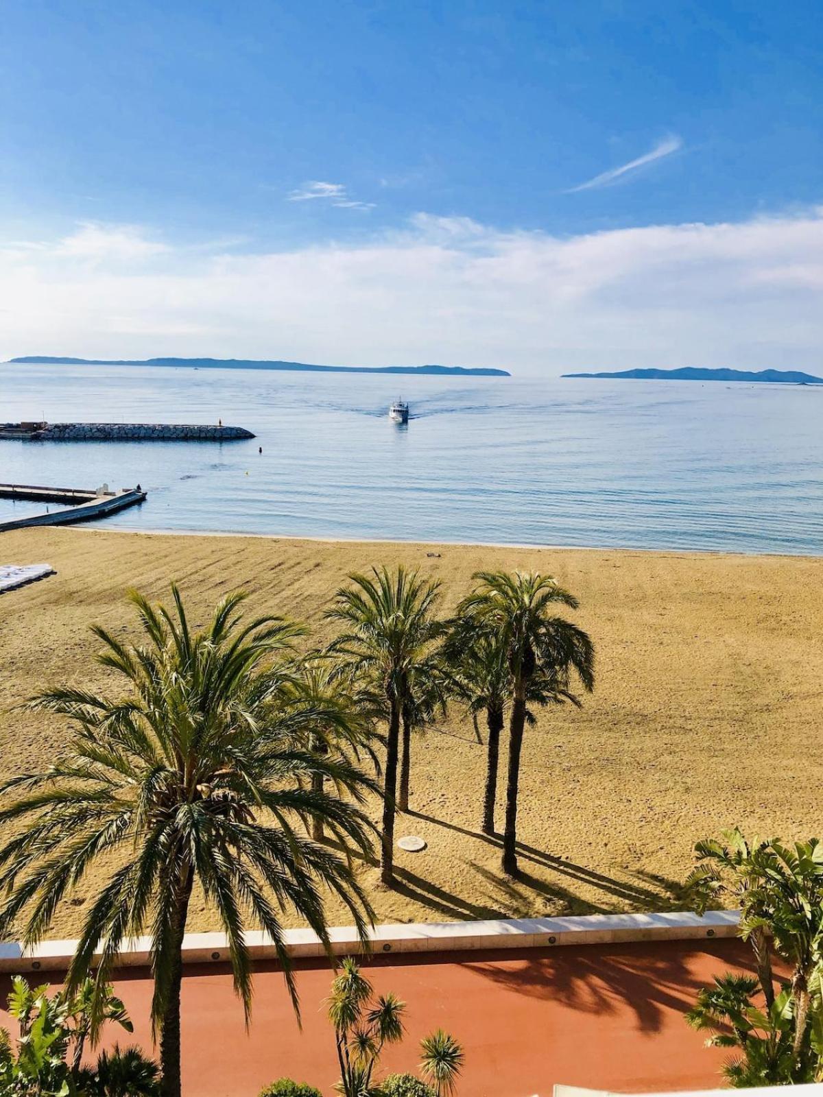T3 Front De Mer Dernier Etage Vue Mer Petit Havre De Paix Pour Vos Vacances Emplacement Unique Vue Mer Panoramique A 180 Degres Pour Ce T3 En Face De La Plage Front De Mer Vue Sur Les Iles 5 Et Dernier Etage Avec Ascenseur Le Lavandou Luaran gambar